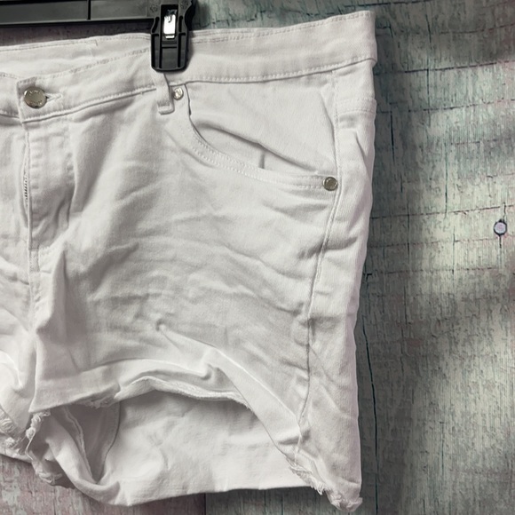 In brand new condition Woman’s Venus jean shorts - Picture 3 of 11